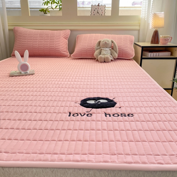 91家纺网 家纺一手货源 找家纺 梦初语 2026新款水洗棉卡通刺绣夹棉床垫-200克夹棉-75克防滑底布（常年备货） 煤球-黛粉