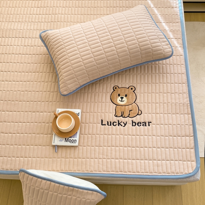 91家纺网 家纺一手货源 找家纺 梦初语 2026新款水洗棉卡通刺绣夹棉床垫-200克夹棉-75克防滑底布（常年备货） 维尼-浅咖