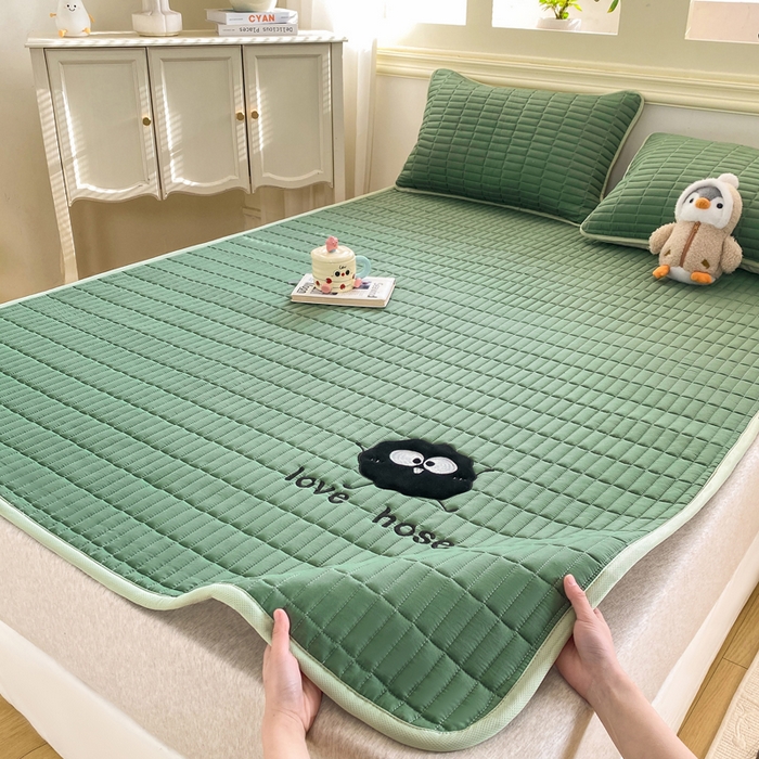 91家纺网 家纺一手货源 找家纺 梦初语 2026新款水洗棉卡通刺绣夹棉床垫-200克夹棉-75克防滑底布（常年备货） 煤球-墨绿