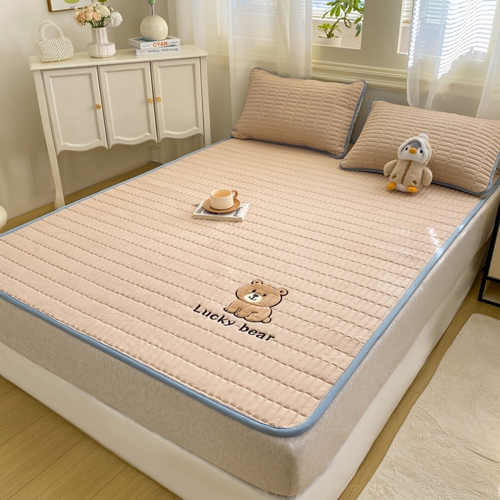 91家纺网 家纺一手货源 找家纺 梦初语 2026新款水洗棉卡通刺绣夹棉床垫-200克夹棉-75克防滑底布（常年备货） 维尼-浅咖