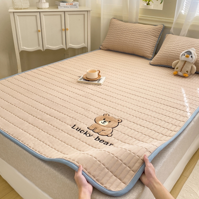 91家纺网 家纺一手货源 找家纺 梦初语 2026新款水洗棉卡通刺绣夹棉床垫-200克夹棉-75克防滑底布（常年备货） 维尼-浅咖