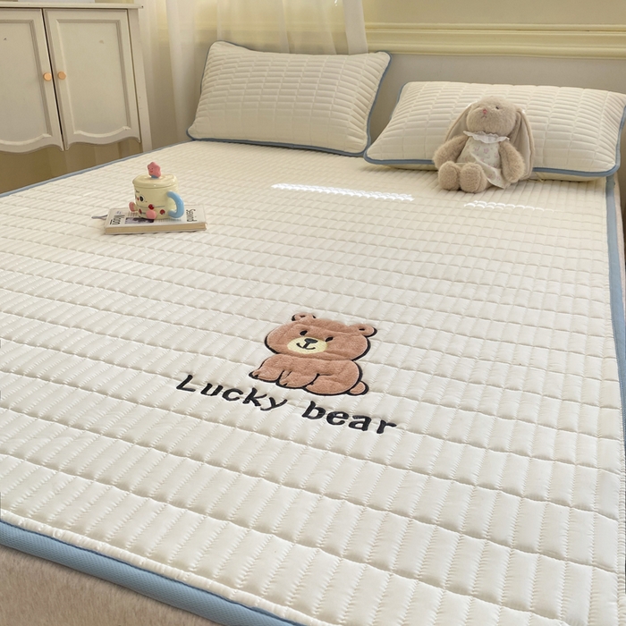 91家纺网 家纺一手货源 找家纺 梦初语 2026新款水洗棉卡通刺绣夹棉床垫-200克夹棉-75克防滑底布（常年备货） 维尼-奶白