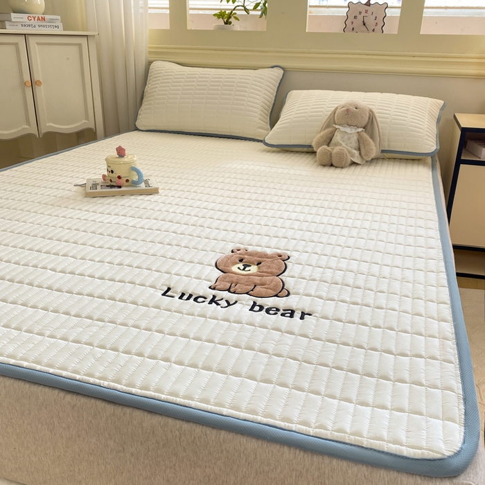 91家纺网 家纺一手货源 找家纺 梦初语 2026新款水洗棉卡通刺绣夹棉床垫-200克夹棉-75克防滑底布（常年备货） 维尼-奶白