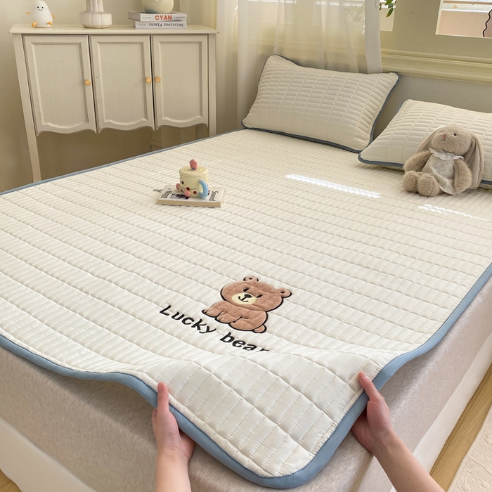 91家纺网 家纺一手货源 找家纺 梦初语 2026新款水洗棉卡通刺绣夹棉床垫-200克夹棉-75克防滑底布（常年备货） 维尼-奶白