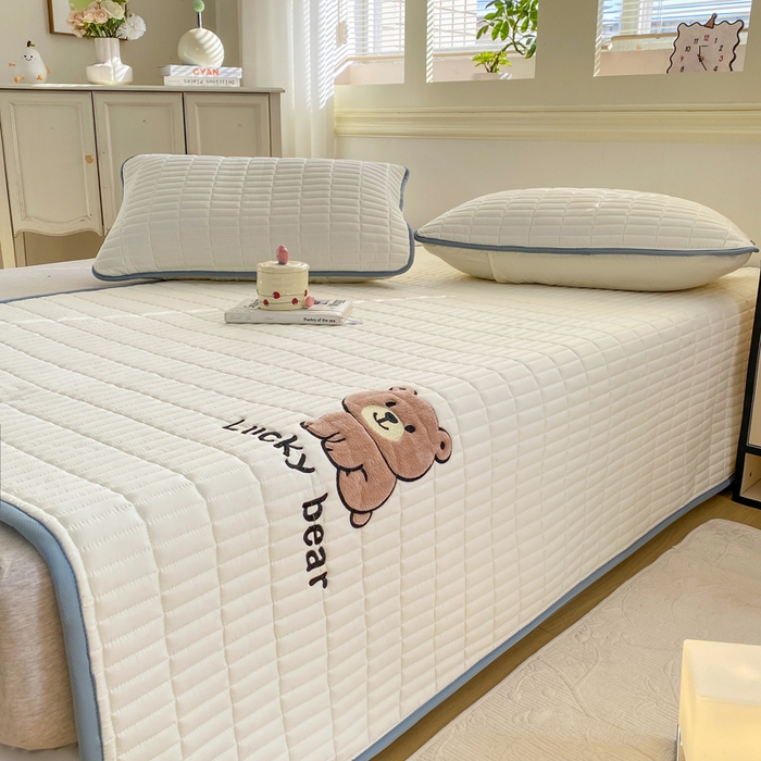 91家纺网 家纺一手货源 找家纺 梦初语 2026新款水洗棉卡通刺绣夹棉床垫-200克夹棉-75克防滑底布（常年备货） 维尼-奶白