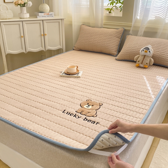 91家纺网 家纺一手货源 找家纺 梦初语 2026新款水洗棉卡通刺绣夹棉床垫-200克夹棉-75克防滑底布（常年备货） 维尼-浅咖