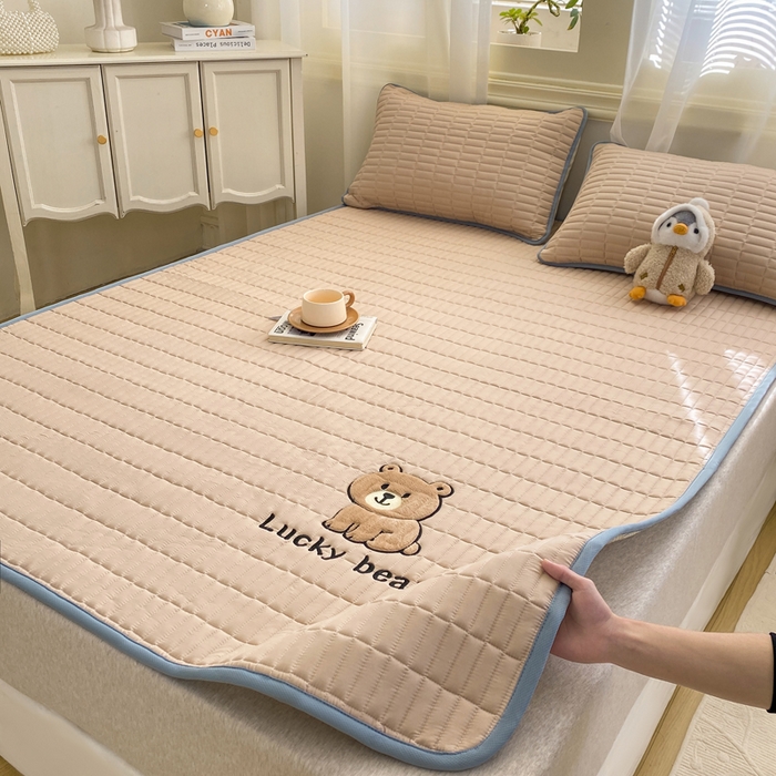 91家纺网 家纺一手货源 找家纺 梦初语 2026新款水洗棉卡通刺绣夹棉床垫-200克夹棉-75克防滑底布（常年备货） 维尼-浅咖