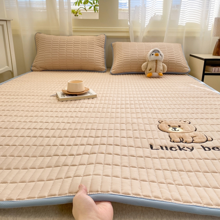 91家纺网 家纺一手货源 找家纺 梦初语 2026新款水洗棉卡通刺绣夹棉床垫-200克夹棉-75克防滑底布（常年备货） 维尼-浅咖