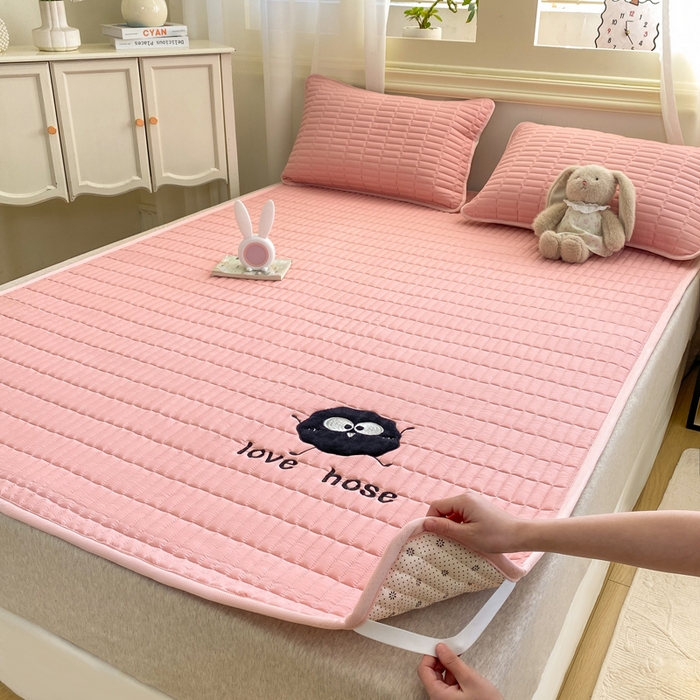 91家纺网 家纺一手货源 找家纺 梦初语 2026新款水洗棉卡通刺绣夹棉床垫-200克夹棉-75克防滑底布（常年备货） 煤球-黛粉