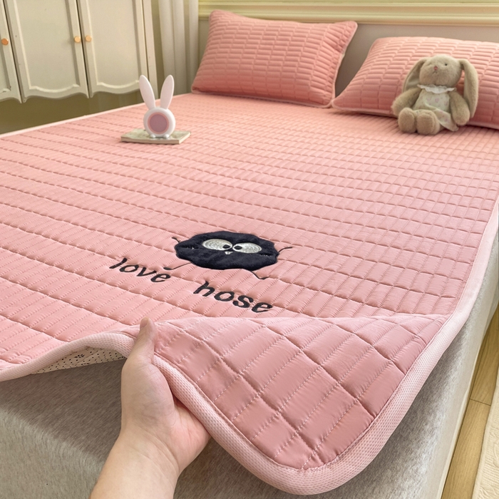 91家纺网 家纺一手货源 找家纺 梦初语 2026新款水洗棉卡通刺绣夹棉床垫-200克夹棉-75克防滑底布（常年备货） 煤球-黛粉