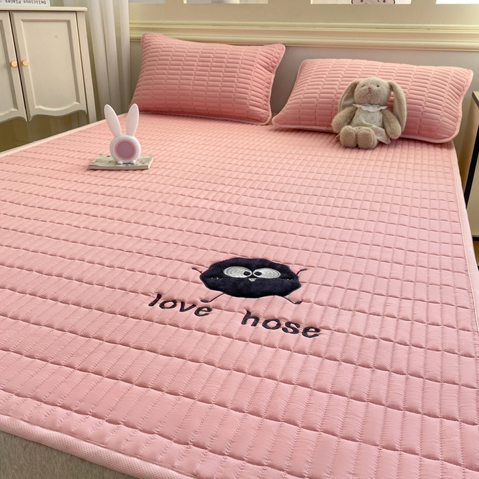 91家纺网 家纺一手货源 找家纺 梦初语 2026新款水洗棉卡通刺绣夹棉床垫-200克夹棉-75克防滑底布（常年备货） 煤球-黛粉