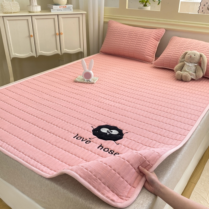 91家纺网 家纺一手货源 找家纺 梦初语 2026新款水洗棉卡通刺绣夹棉床垫-200克夹棉-75克防滑底布（常年备货） 煤球-黛粉