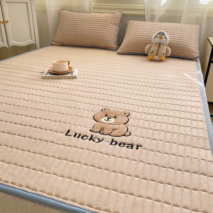 91家纺网 家纺一手货源 找家纺 梦初语 2026新款水洗棉卡通刺绣夹棉床垫-200克夹棉-75克防滑底布（常年备货） 维尼-浅咖