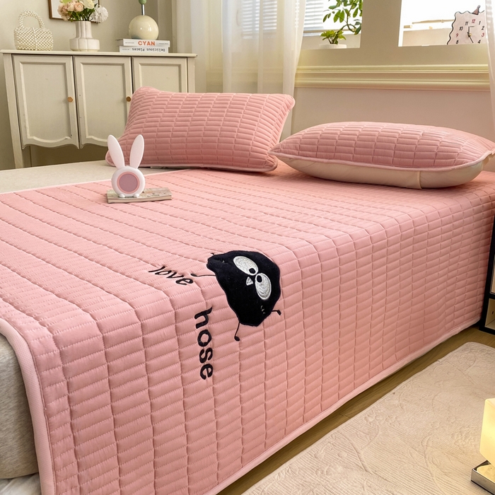 91家纺网 家纺一手货源 找家纺 梦初语 2026新款水洗棉卡通刺绣夹棉床垫-200克夹棉-75克防滑底布（常年备货） 煤球-黛粉