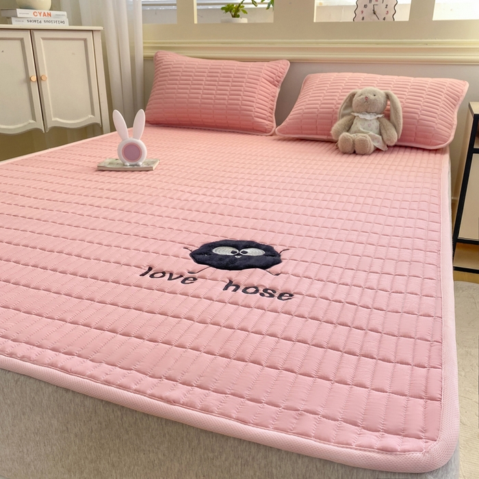 91家纺网 家纺一手货源 找家纺 梦初语 2026新款水洗棉卡通刺绣夹棉床垫-200克夹棉-75克防滑底布（常年备货） 煤球-黛粉