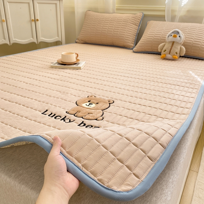 91家纺网 家纺一手货源 找家纺 梦初语 2026新款水洗棉卡通刺绣夹棉床垫-200克夹棉-75克防滑底布（常年备货） 维尼-浅咖