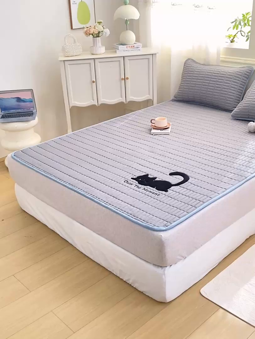 91家纺网 家纺一手货源 找家纺 梦初语 2026新款水洗棉卡通刺绣夹棉床垫-200克夹棉-75克防滑底布（常年备货） 猫咪-雅灰