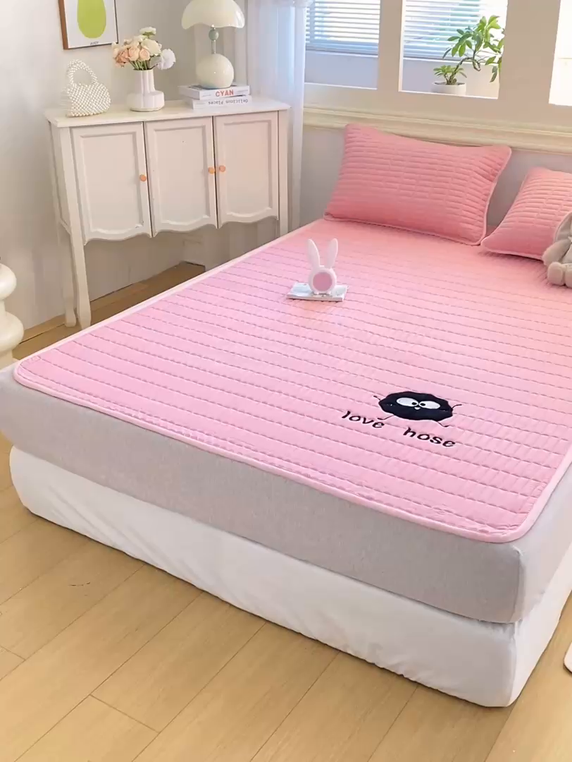 91家纺网 家纺一手货源 找家纺 梦初语 2026新款水洗棉卡通刺绣夹棉床垫-200克夹棉-75克防滑底布（常年备货） 煤球-黛粉