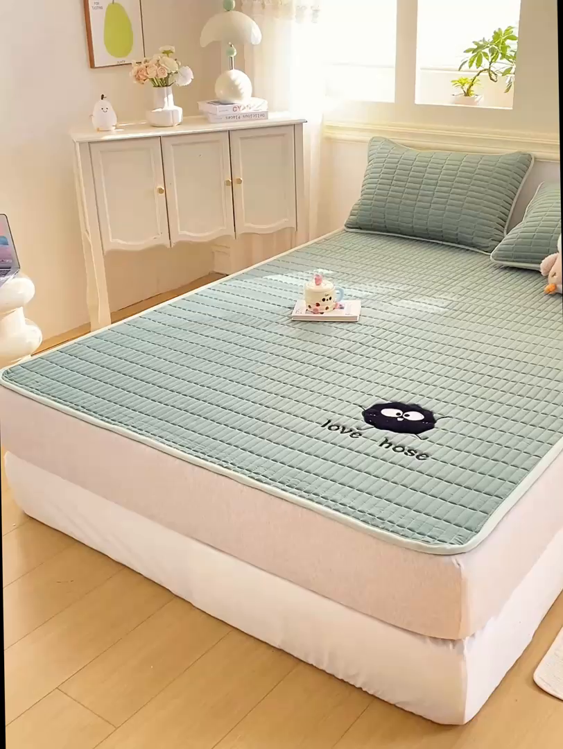 91家纺网 家纺一手货源 找家纺 梦初语 2026新款水洗棉卡通刺绣夹棉床垫-200克夹棉-75克防滑底布（常年备货） 煤球-墨绿