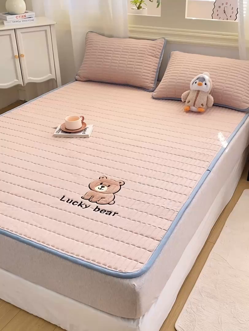 91家纺网 家纺一手货源 找家纺 梦初语 2026新款水洗棉卡通刺绣夹棉床垫-200克夹棉-75克防滑底布（常年备货） 维尼-浅咖