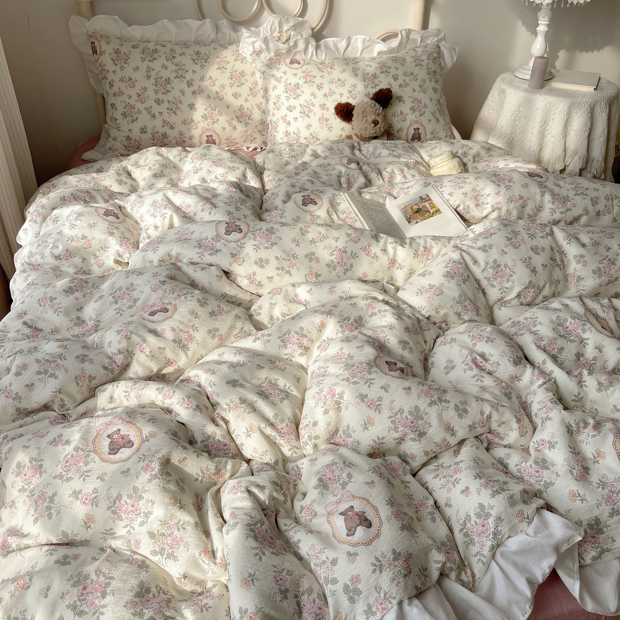 91家纺网 家纺一手货源 找家纺 美乐迪家纺 2026新款云感双层纱花边四件套 花园小熊