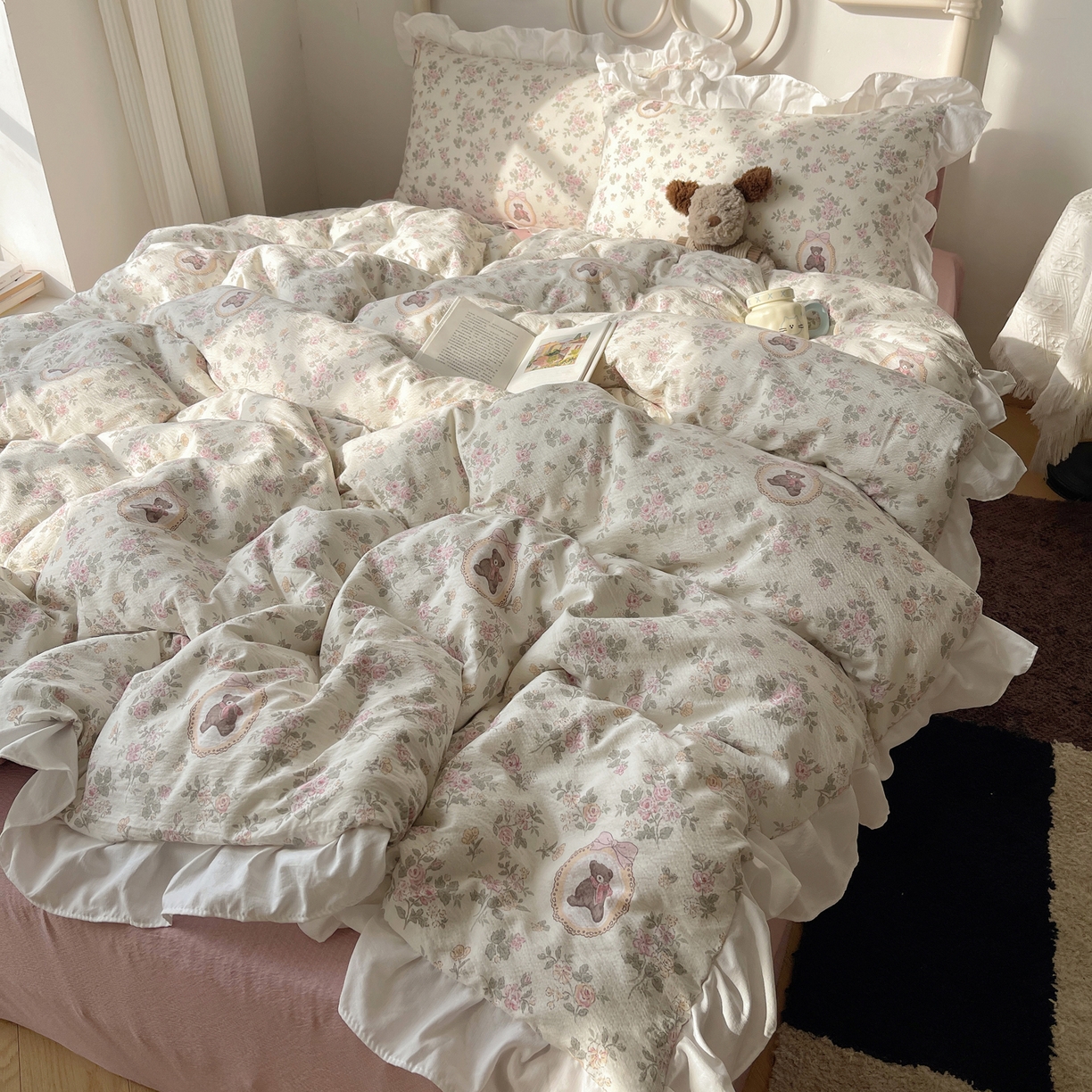 91家纺网 家纺一手货源 找家纺 美乐迪家纺 2026新款云感双层纱花边四件套 花园小熊