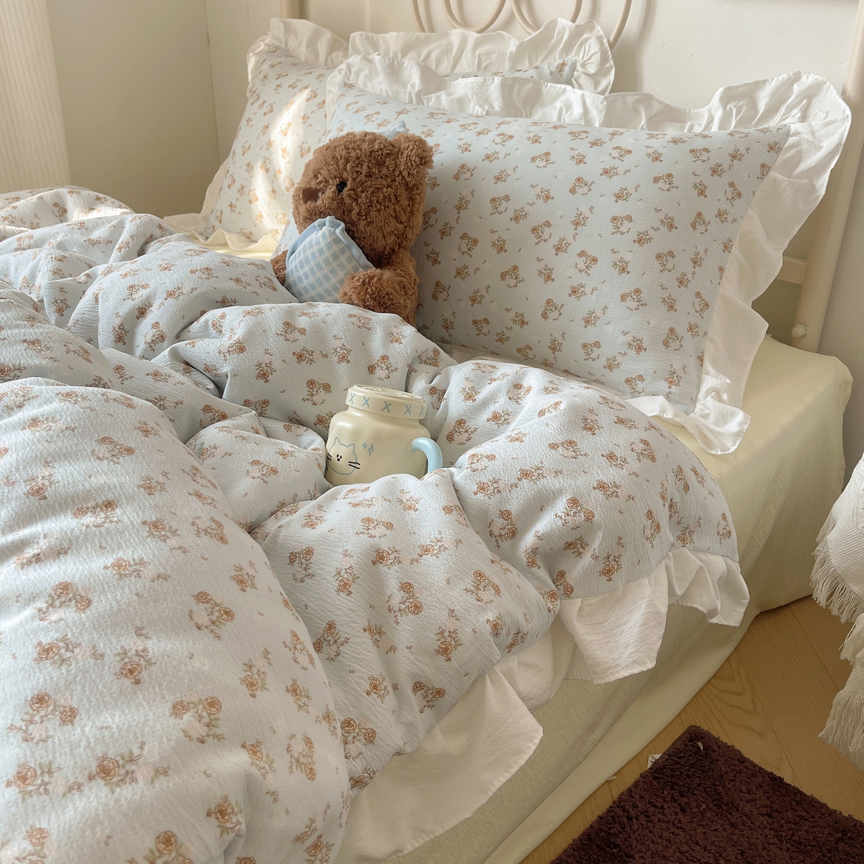 91家纺网 家纺一手货源 找家纺 美乐迪家纺 2026新款云感双层纱花边四件套 蓝色小花