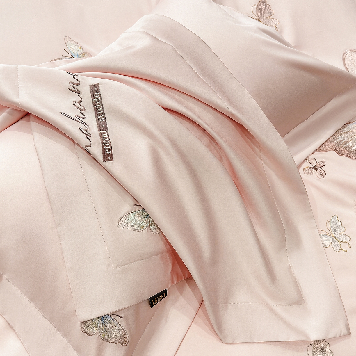 91家纺网 家纺一手货源 找家纺 莱势 2026新款50s贡缎100支长绒棉全棉纯棉刺绣绣花四件套高端礼盒蝶梦系列 轻奢粉