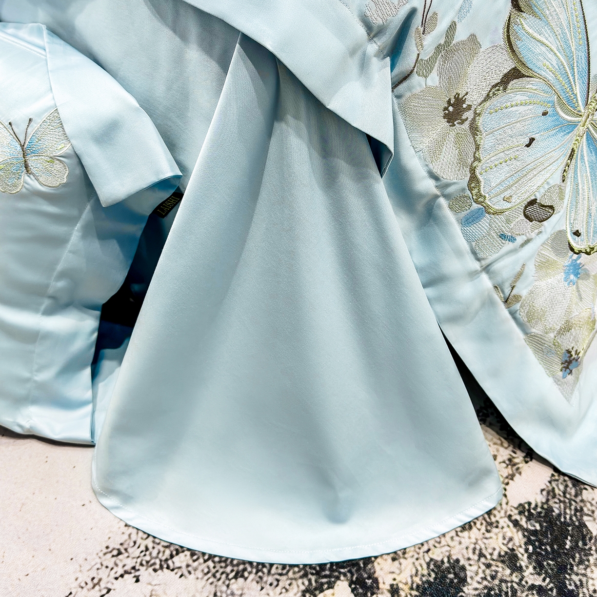 91家纺网 家纺一手货源 找家纺 莱势 2026新款50s贡缎100支长绒棉全棉纯棉刺绣绣花四件套高端礼盒蝶梦系列 天空蓝