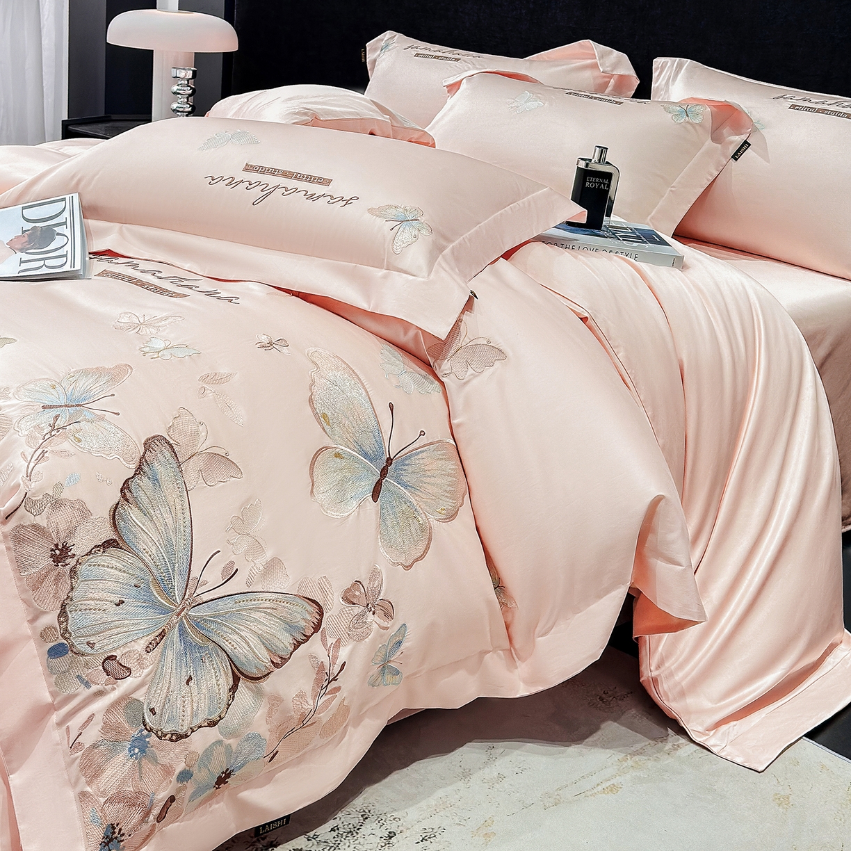 91家纺网 家纺一手货源 找家纺 莱势 2026新款50s贡缎100支长绒棉全棉纯棉刺绣绣花四件套高端礼盒蝶梦系列 轻奢粉