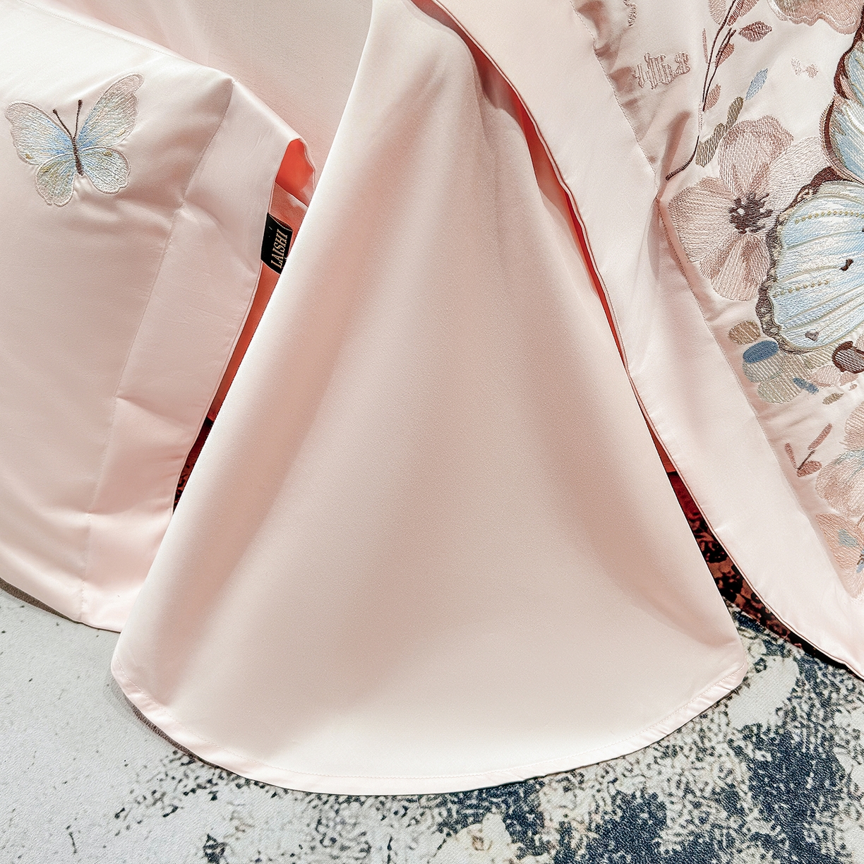 91家纺网 家纺一手货源 找家纺 莱势 2026新款50s贡缎100支长绒棉全棉纯棉刺绣绣花四件套高端礼盒蝶梦系列 轻奢粉