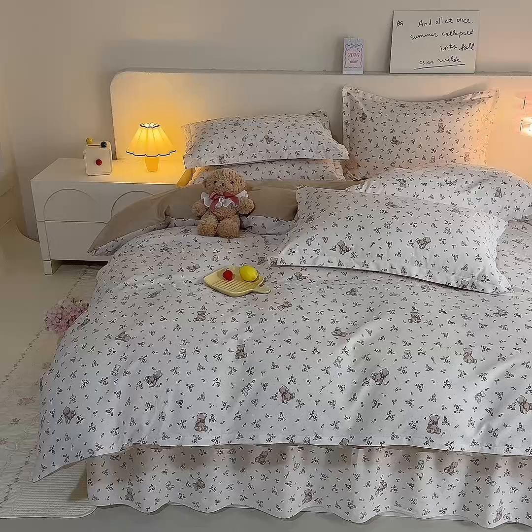 91家纺网 家纺一手货源 找家纺 八十八家纺 2025新款全棉12868床裙款四件套 花间小熊