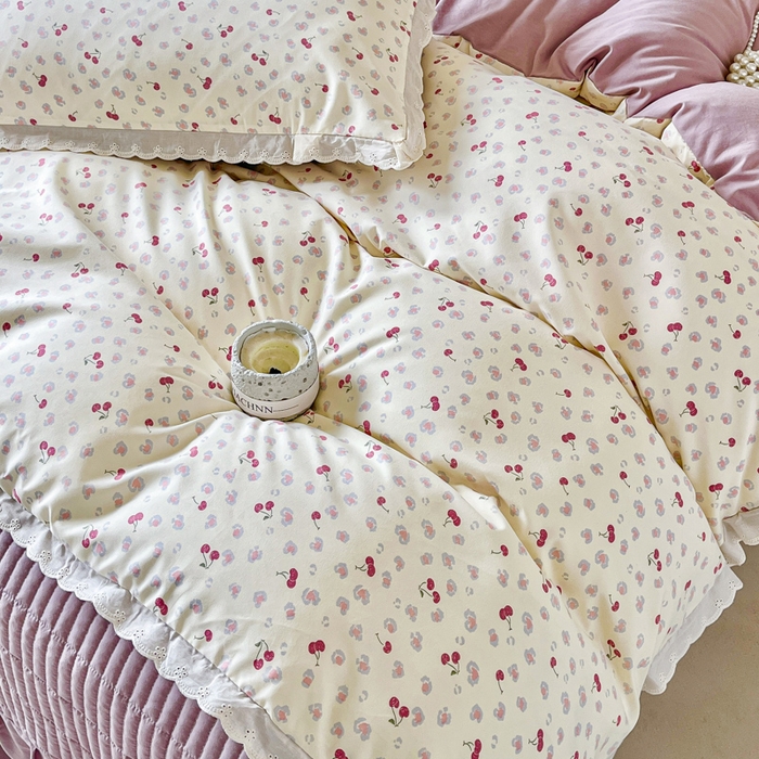 91家纺网 家纺一手货源 找家纺 斯卡诺家纺 2026新款全棉纯棉花边床盖四件套 爱心樱桃-纯棉花边