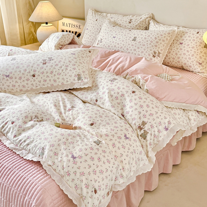 91家纺网 家纺一手货源 找家纺 斯卡诺家纺 2026新款全棉纯棉花边床盖四件套 哆咪熊-纯棉花边