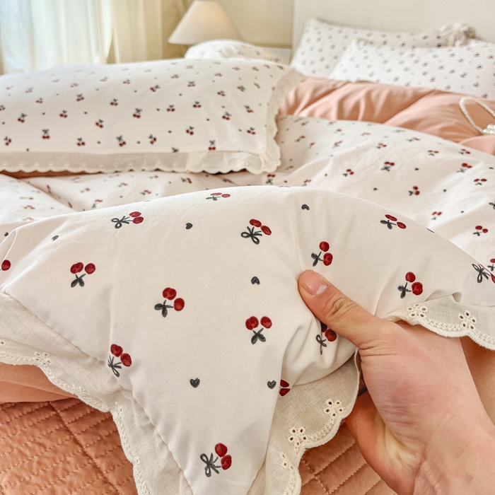 91家纺网 家纺一手货源 找家纺 斯卡诺家纺 2026新款全棉纯棉花边床盖四件套 樱桃-纯棉花边