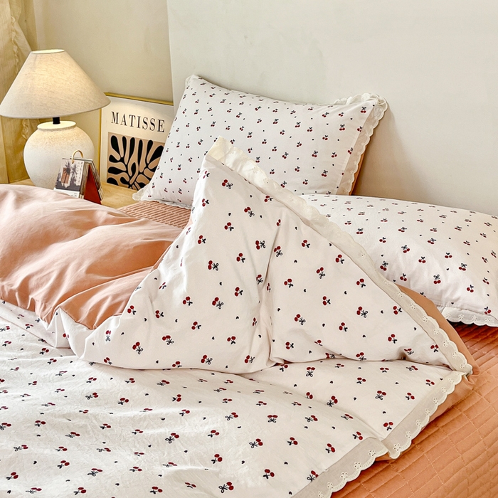 91家纺网 家纺一手货源 找家纺 斯卡诺家纺 2026新款全棉纯棉花边床盖四件套 樱桃-纯棉花边