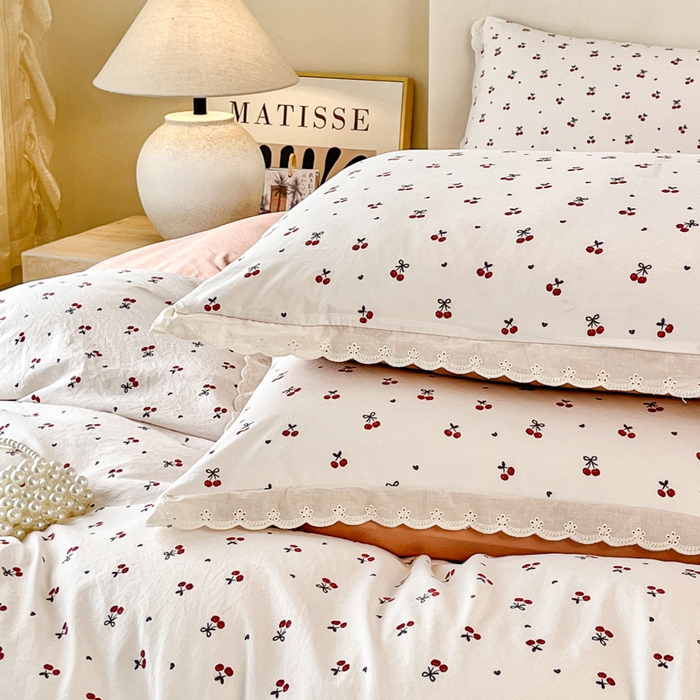 91家纺网 家纺一手货源 找家纺 斯卡诺家纺 2026新款全棉纯棉花边床盖四件套 樱桃-纯棉花边