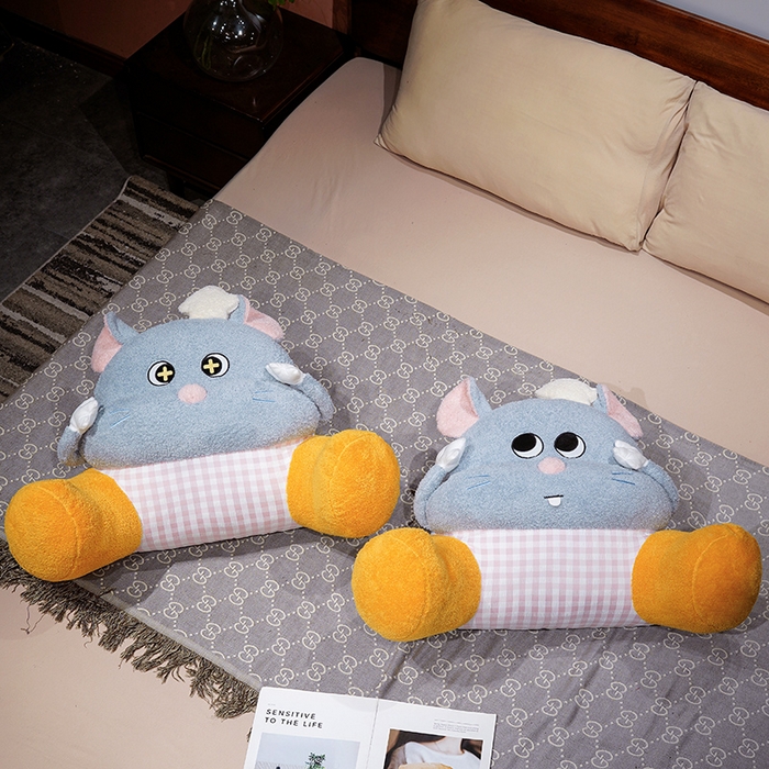 91家纺网 家纺一手货源 找家纺 仟亿莱 2026新款大厨芝士鼠大脚拥抱式腰靠 拥抱圆眼芝士鼠