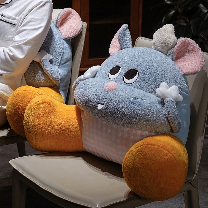 91家纺网 家纺一手货源 找家纺 仟亿莱 2026新款大厨芝士鼠大脚拥抱式腰靠 拥抱圆眼芝士鼠