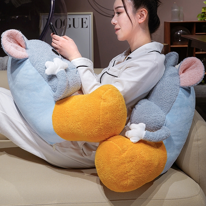 91家纺网 家纺一手货源 找家纺 仟亿莱 2026新款大厨芝士鼠大脚拥抱式腰靠 拥抱圆眼芝士鼠