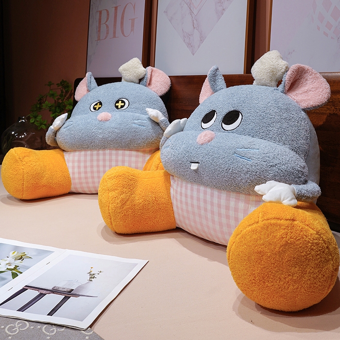 91家纺网 家纺一手货源 找家纺 仟亿莱 2026新款大厨芝士鼠大脚拥抱式腰靠 拥抱星星眼芝士鼠