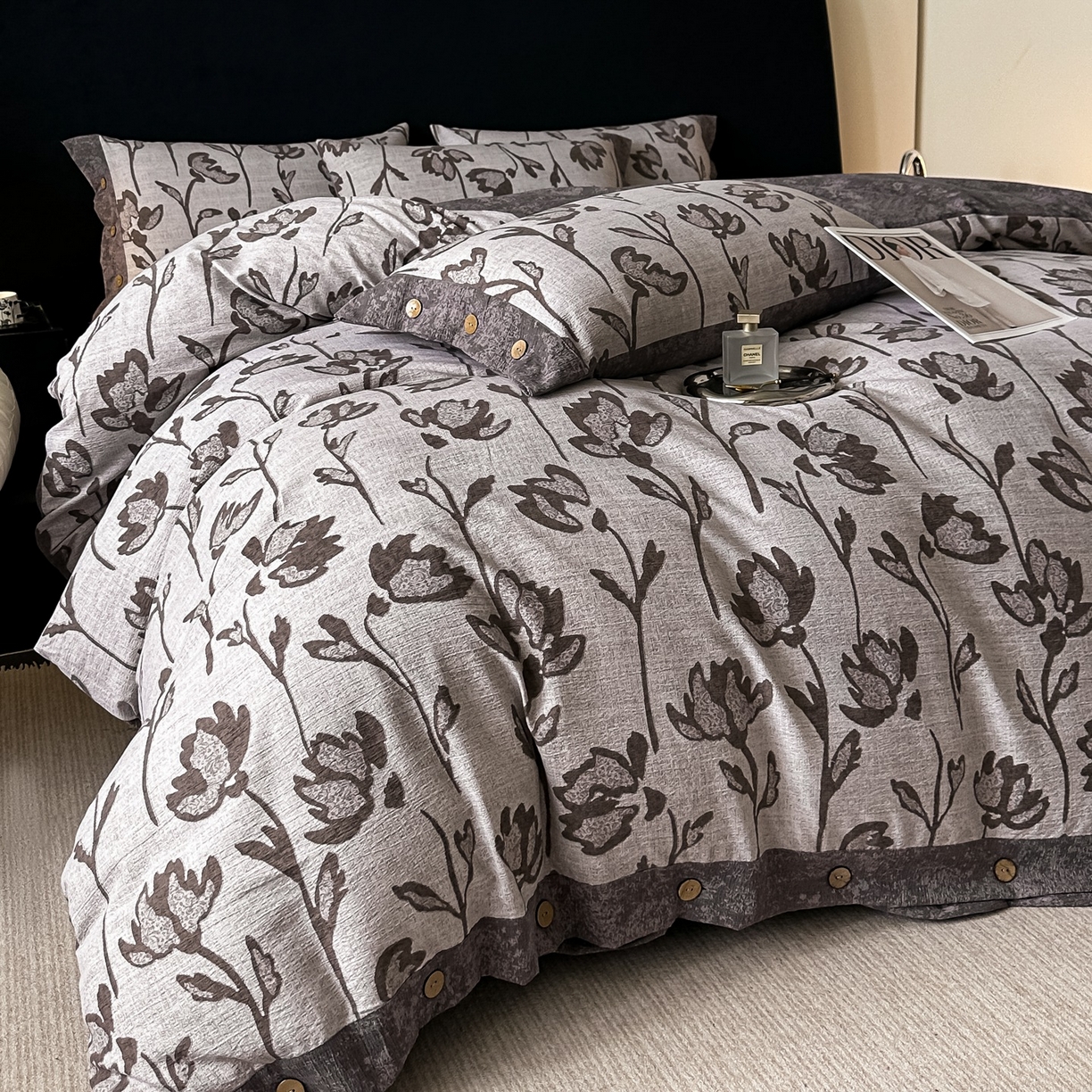 91家纺网 家纺一手货源 找家纺 爱彼家纺 2026新款四季款纽扣款轻奢原麻四件套-套件系列一 轻奢原麻-凤尾花语