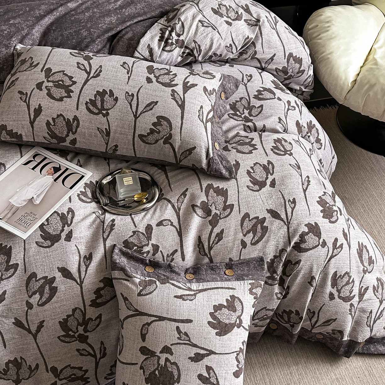 91家纺网 家纺一手货源 找家纺 爱彼家纺 2026新款四季款纽扣款轻奢原麻四件套-套件系列一 轻奢原麻-凤尾花语