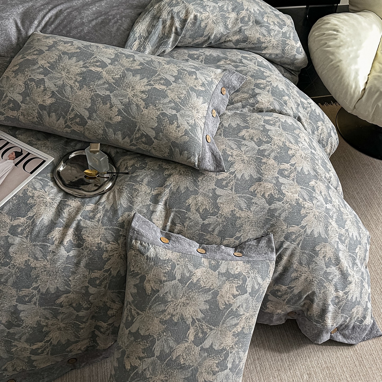 91家纺网 家纺一手货源 找家纺 爱彼家纺 2026新款四季款纽扣款轻奢原麻四件套-套件系列一 轻奢原麻-花影随行