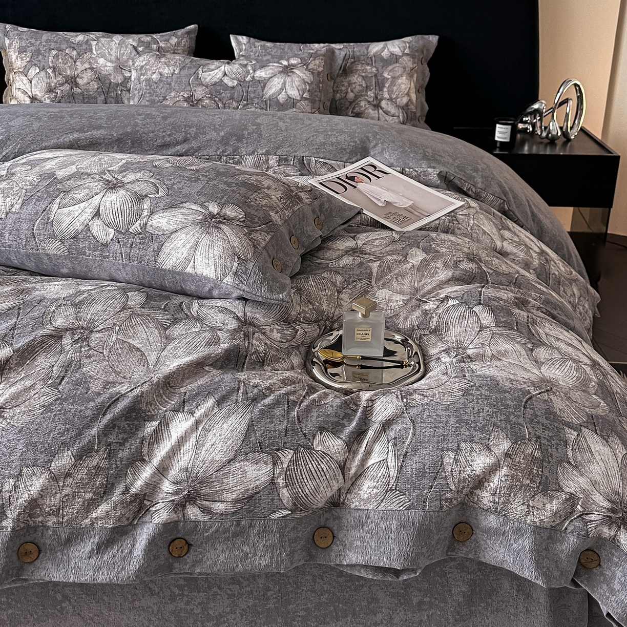 91家纺网 家纺一手货源 找家纺 爱彼家纺 2026新款四季款纽扣款轻奢原麻四件套-套件系列一 轻奢原麻-荷花丛林