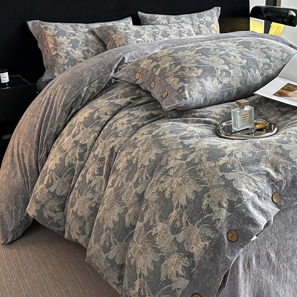 91家纺网 家纺一手货源 找家纺 爱彼家纺 2026新款四季款纽扣款轻奢原麻四件套-套件系列一 轻奢原麻-花影随行