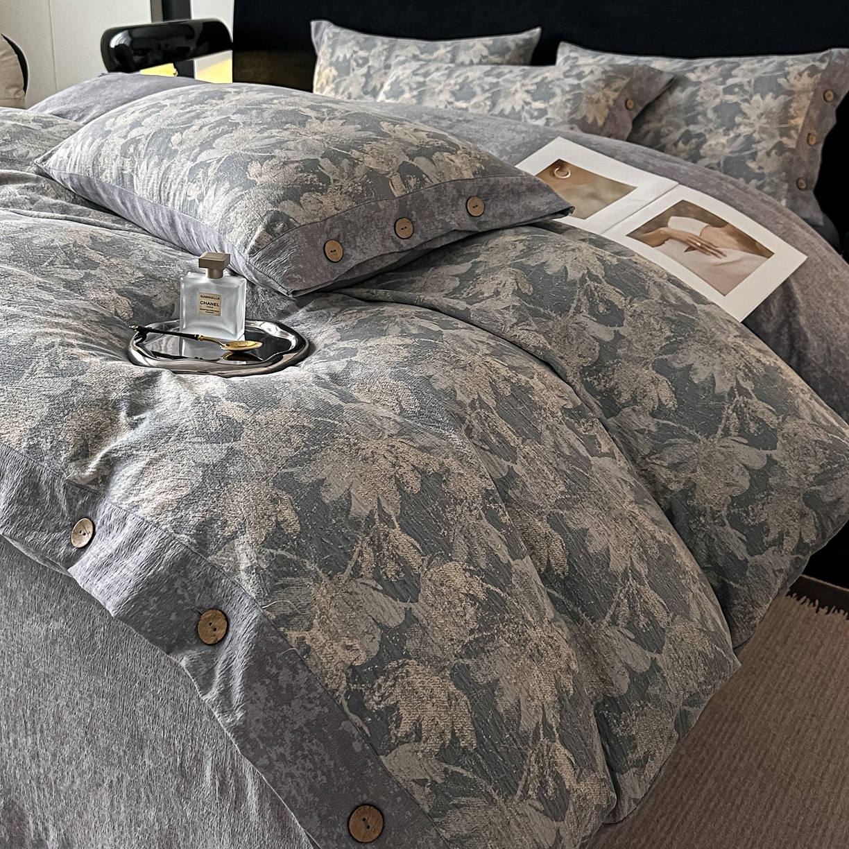 91家纺网 家纺一手货源 找家纺 爱彼家纺 2026新款四季款纽扣款轻奢原麻四件套-套件系列一 轻奢原麻-花影随行