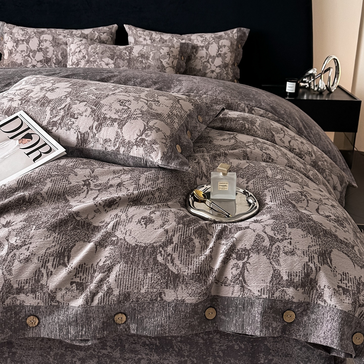 91家纺网 家纺一手货源 找家纺 爱彼家纺 2026新款四季款纽扣款轻奢原麻四件套-套件系列一 轻奢原麻-伊莉莎-咖