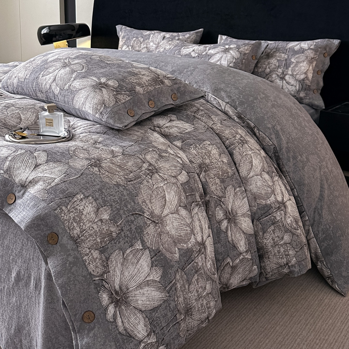 91家纺网 家纺一手货源 找家纺 爱彼家纺 2026新款四季款纽扣款轻奢原麻四件套-套件系列一 轻奢原麻-荷花丛林