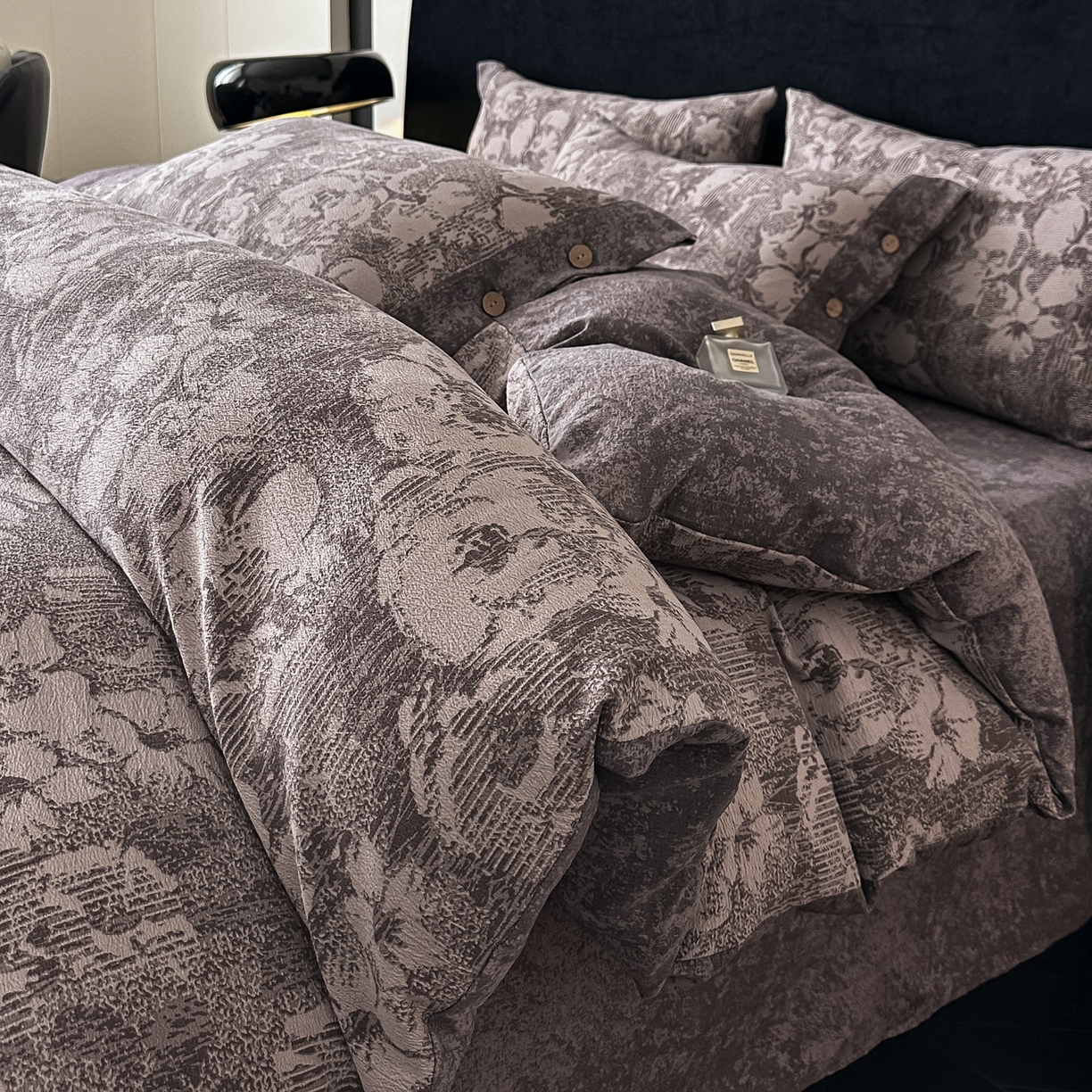 91家纺网 家纺一手货源 找家纺 爱彼家纺 2026新款四季款纽扣款轻奢原麻四件套-套件系列一 轻奢原麻-伊莉莎-咖